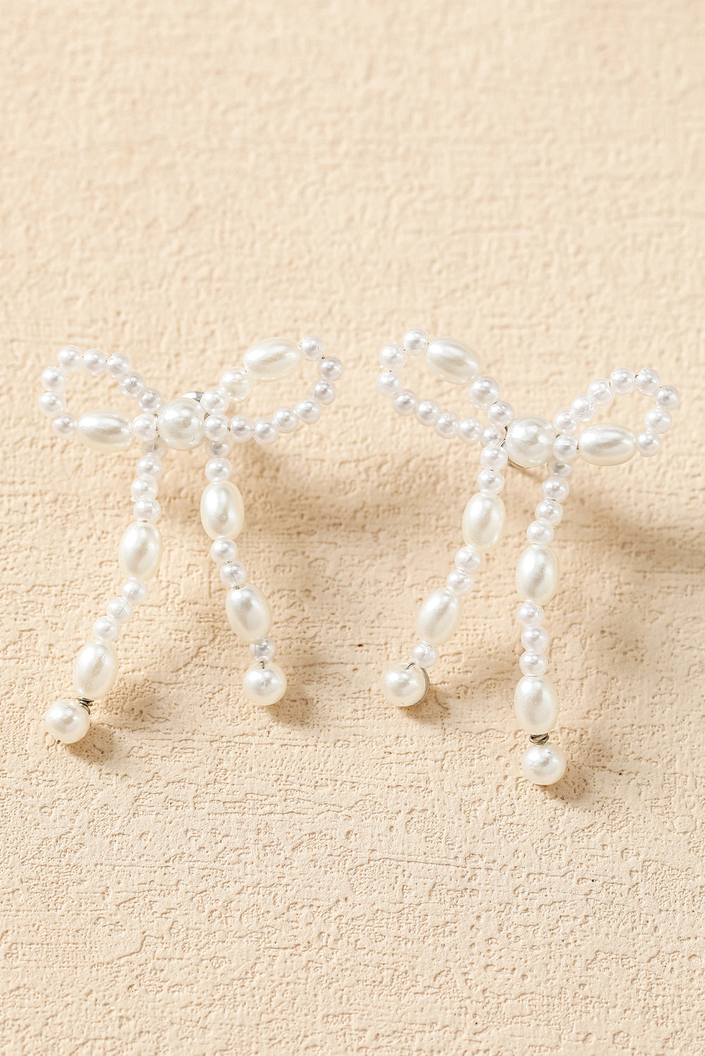 Perles blanches perles en forme de nœud papillon en forme de boucles d’oreilles