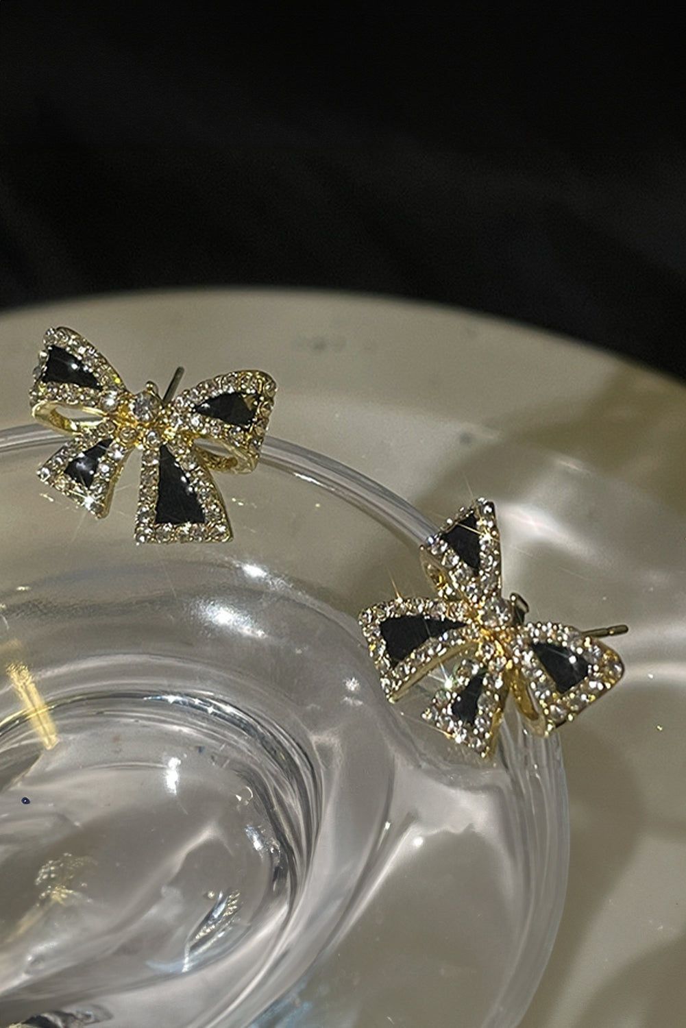 Boucles d'oreilles à tige en forme de nœud papillon avec strass noirs