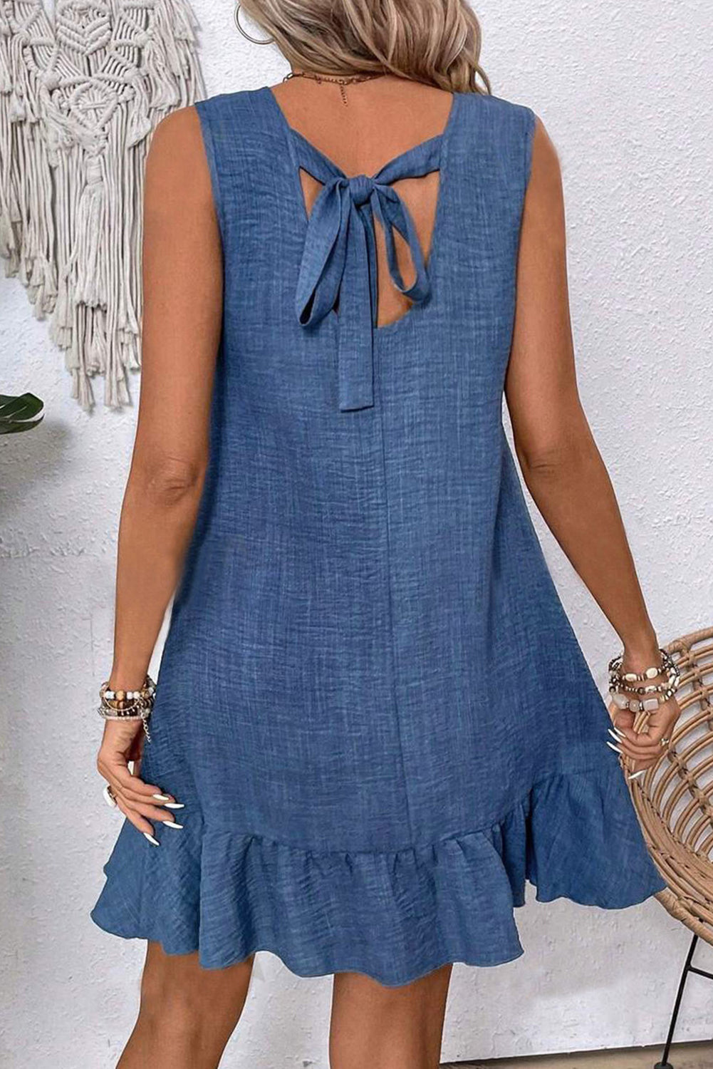 Ashleigh Mini robe bleue sans manches noeud dos nu à volants et ourlet