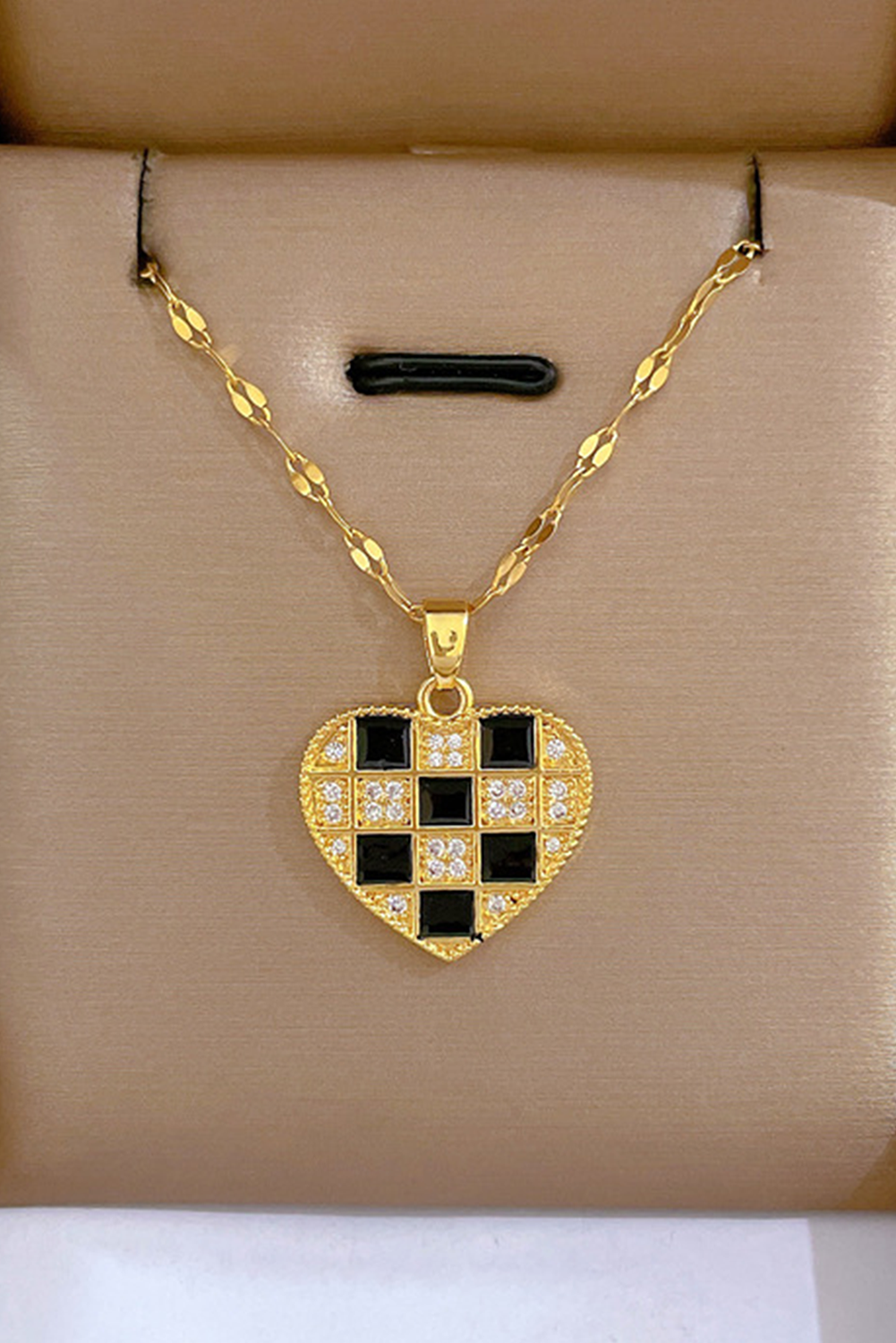 Collier avec pendentif en forme de cœur à carreaux dorés