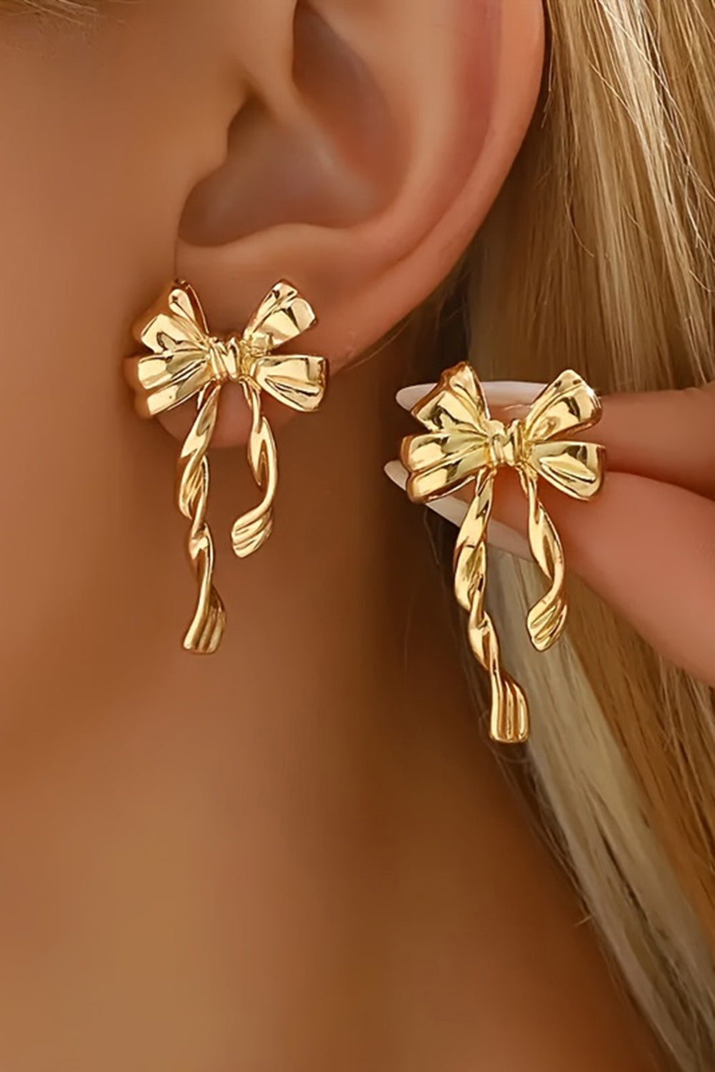 Boucles d'oreilles dorées élégantes en forme de nœud en ruban