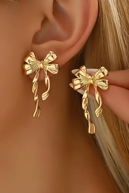 Boucles d'oreilles dorées élégantes en forme de nœud en ruban