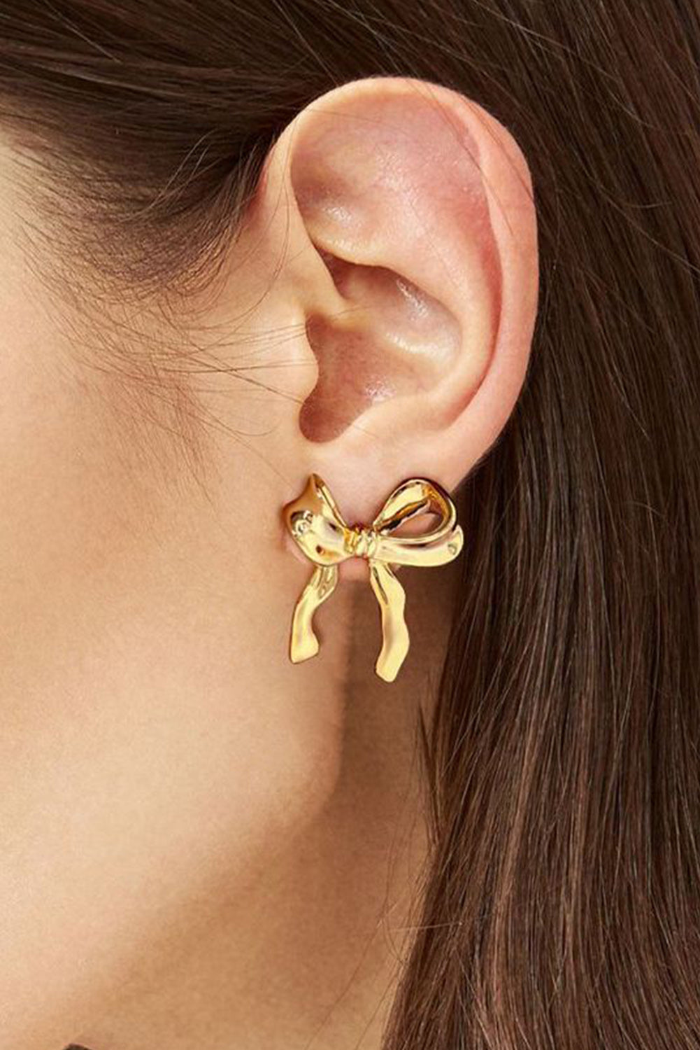 Boucles d'oreilles dorées élégantes en forme de nœud en ruban