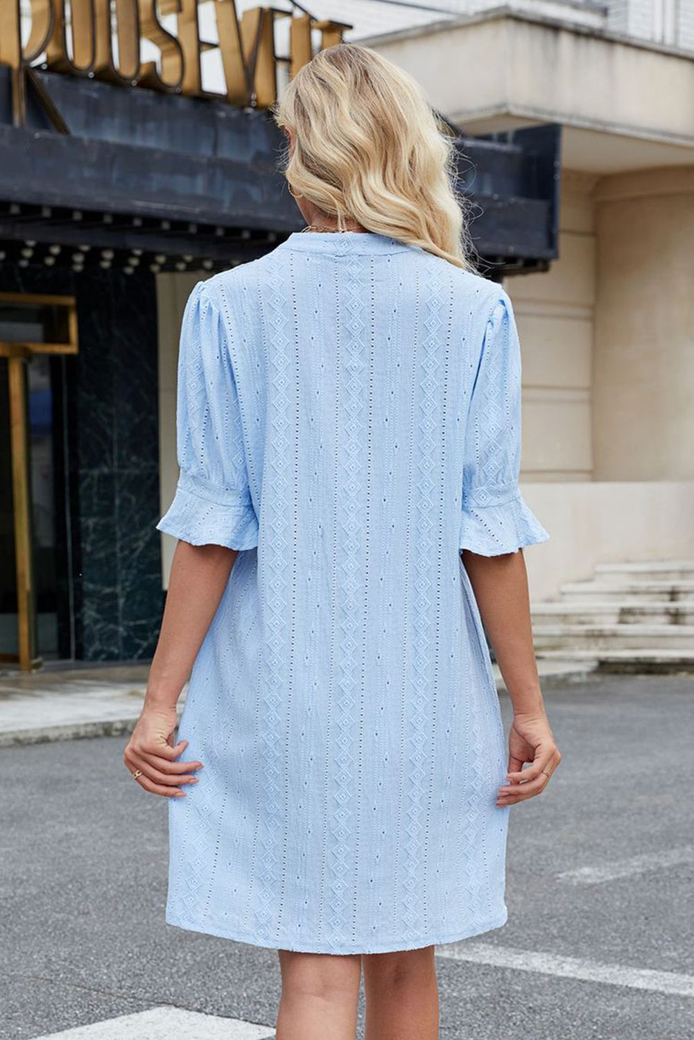 Beau Mini robe bleue à œillets en jacquard fendu